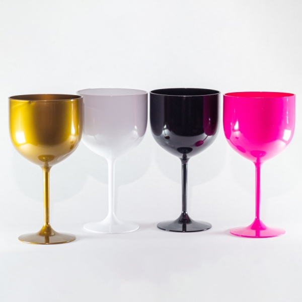 🍸 A taça acrílica de gim 450ml é um item indispensável para quem busca unir estilo, praticidade e segurança na hora de servir drinks. Versátil e resistente, ela é ideal para festas, eventos corporativos, casamentos ou até mesmo para uso doméstico. 🥂 Especificações gerais Material: Acrílico rígido ou polietileno, com parede grossa e acabamento brilhante Capacidade: 450ml, perfeita para gin tônica, caipirinhas e coquetéis variados Dimensões: Altura: 18,5 cm Diâmetro da boca: 9,5 cm Peso: Entre 56g e 100g, dependendo do modelo Cores disponíveis: Transparente, incolor, vermelho, verde, rosa, amarelo, branco, preto, dourado e outras opções sólidas ou translúcidas Acabamento: Liso e elegante, com possibilidade de personalização via silk ou transfer 🧼 Cuidados recomendados Lavar com esponja macia e detergente neutro Evitar micro-ondas e lava-louças Não deixar resíduos ácidos por longos períodos 🎉 Ideal para: Eventos temáticos e festas ao ar livre Brindes personalizados Decoração de bares e lounges Compor kits coloridos para mesas vibrantes