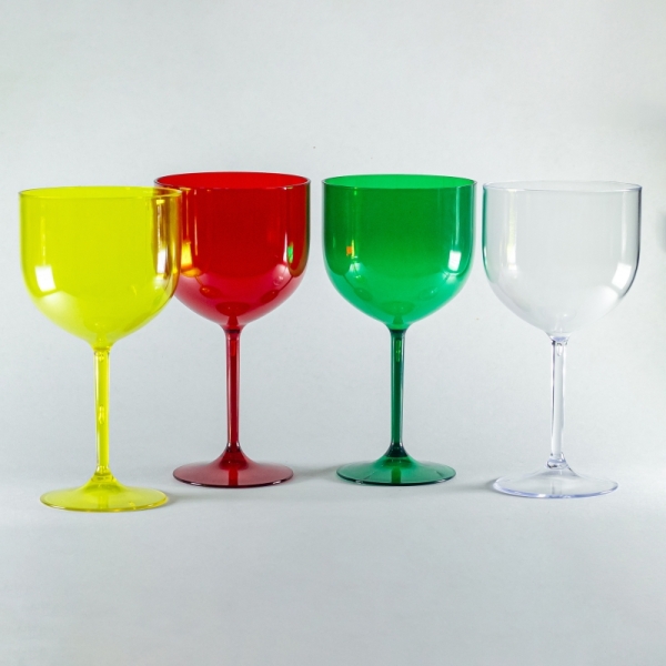 🍸 A taça acrílica de gim 450ml é um item indispensável para quem busca unir estilo, praticidade e segurança na hora de servir drinks. Versátil e resistente, ela é ideal para festas, eventos corporativos, casamentos ou até mesmo para uso doméstico. 🥂 Especificações gerais Material: Acrílico rígido ou polietileno, com parede grossa e acabamento brilhante Capacidade: 450ml, perfeita para gin tônica, caipirinhas e coquetéis variados Dimensões: Altura: 18,5 cm Diâmetro da boca: 9,5 cm Peso: Entre 56g e 100g, dependendo do modelo Cores disponíveis: Transparente, incolor, vermelho, verde, rosa, amarelo, branco, preto, dourado e outras opções sólidas ou translúcidas Acabamento: Liso e elegante, com possibilidade de personalização via silk ou transfer 🧼 Cuidados recomendados Lavar com esponja macia e detergente neutro Evitar micro-ondas e lava-louças Não deixar resíduos ácidos por longos períodos 🎉 Ideal para: Eventos temáticos e festas ao ar livre Brindes personalizados Decoração de bares e lounges Compor kits coloridos para mesas vibrantes